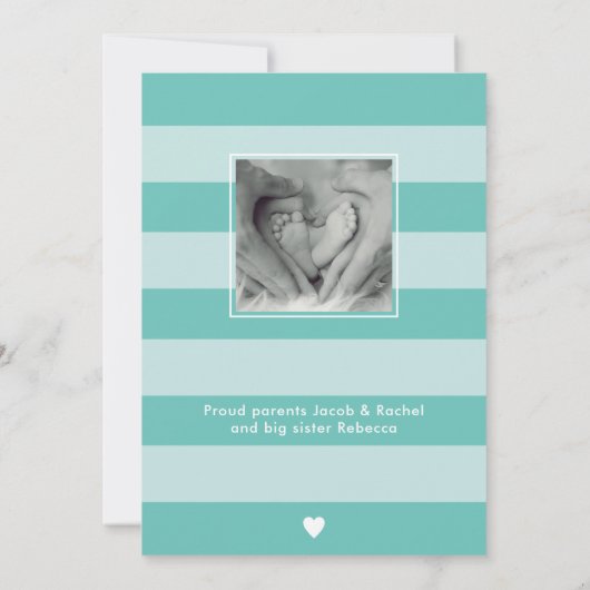 可愛いOhボーイティール（緑がかった色）ブルーハートコラージュ写真誕生 案内状 (裏面)