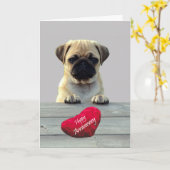 可愛いPUG WISHING HAPPY ANNIVERSARYグリーティングカード カード (黄色い花)
