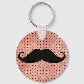 可愛おもしろいいピンク色の水玉模様背景の口ひげ キーホルダー (正面)