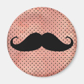 可愛おもしろいいピンク色の水玉模様背景の口ひげ マグネット (正面)
