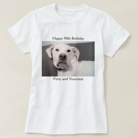 可愛おもしろいい不機嫌な白犬40歳の誕生日 Tシャツ (デザイン正面)