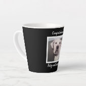 可愛おもしろいい不機嫌な白犬40thバースデーブラック カフェラテマグ (左アングル)