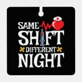 可愛おもしろいい同シフトナイト違うシフトナース メタルオーナメント (正面)