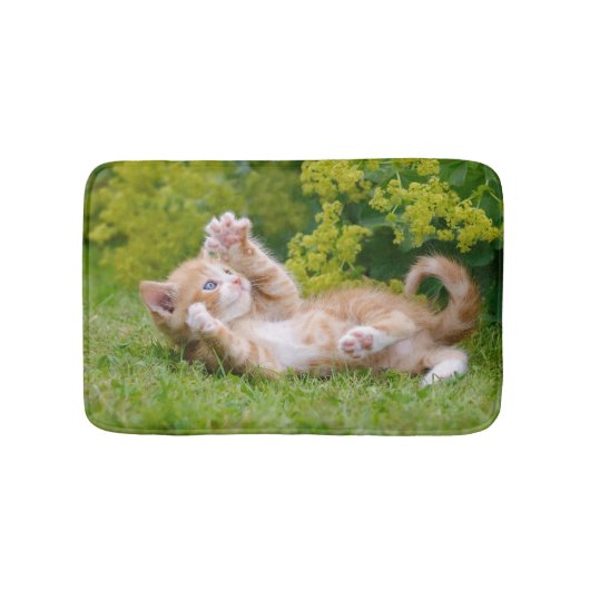 可愛おもしろいい猫が遊花園で子猫 バスマット (正面)