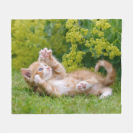 可愛おもしろいい猫が遊花園で子猫 フリースブランケット