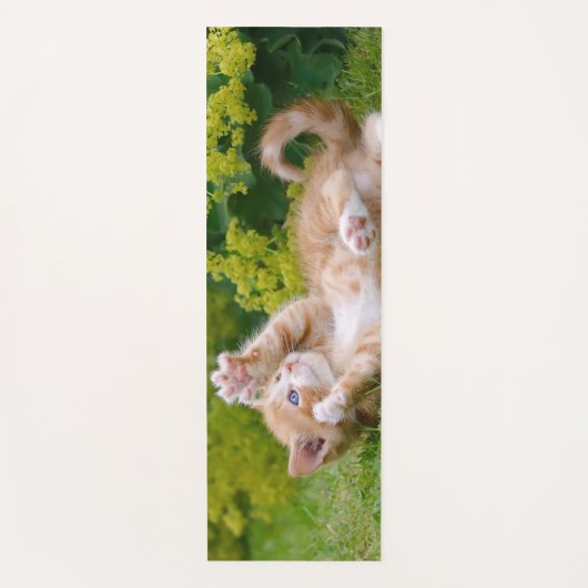可愛おもしろいい猫が遊花園で子猫 ヨガマット (正面)