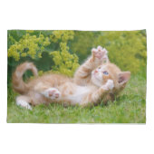 可愛おもしろいい猫が遊花園で子猫 枕カバー (裏面)
