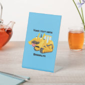 可愛おもしろいい黄色のブルドーザーのキャラクター 台座サイン (インサイチュ)