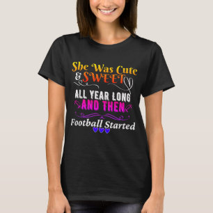 可愛おもしろいくて甘いサッカーが始まった Tシャツ
