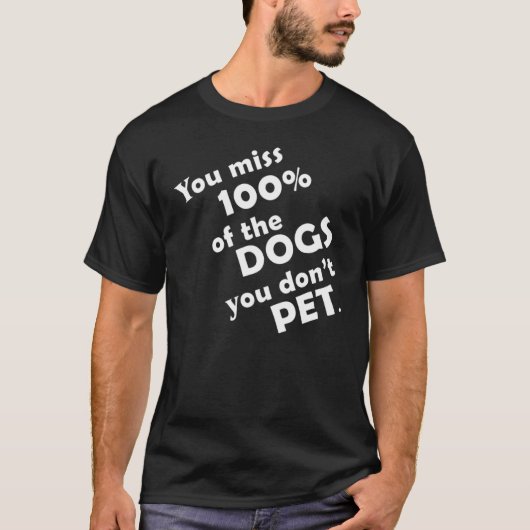 可愛がらない犬の100%は見逃す 面白い犬の逸品 Tシャツ (正面)