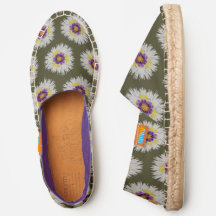 可愛くてファジーな白と紫の花柄