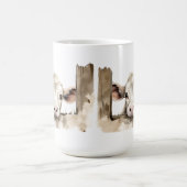 可愛らしいタンカーフがフェンス越しに覗き込む コーヒーマグカップ (中央)