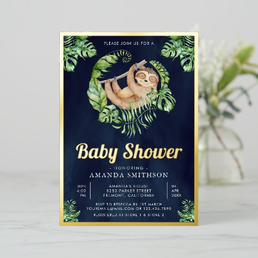 可愛らしいナマケモノのネイビーブルーベビーシャワー金ゴールド 箔招待状 (立ち正面)