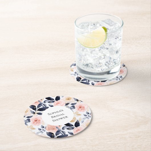 可愛らしいピンクと青と白の花のブライズシャワー ラウンドペーパーコースター (インサイチュ)