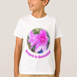 可愛らしいピンクの庭の花。自然は美しい。 Tシャツ