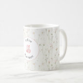 可愛らしいピンクの花と蝶々 コーヒーマグカップ (正面右)