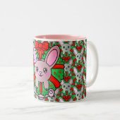 可愛らしいフワフバニーのクリスマスリース ツートーンマグカップ (正面右)