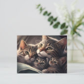 可愛らしい家庭猫 – 母猫と子猫 ポストカード (スタンド正面)