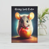 可愛らしい小さな齧歯動物が赤いリンゴを閉じて保持 招待状 (スタンド正面)