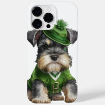 可愛らしい水の色のシュナウザー犬の緑の服