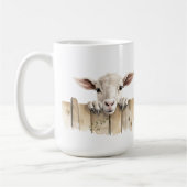 可愛らしい白いヤギが柵の上を覗き込む コーヒーマグカップ (左)