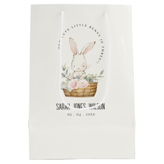 可愛エレガントいバニーのフローラ子供の誕生日 ミディアムペーパーバッグ (裏面)