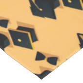 可愛エレガントい黒モダンと黄色の卒業キャップ テーブルクロス (アングル)