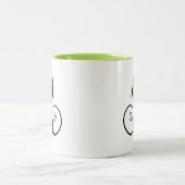 可愛カッコいいい座る黒猫と緑の目 ツートーンマグカップ (中央)