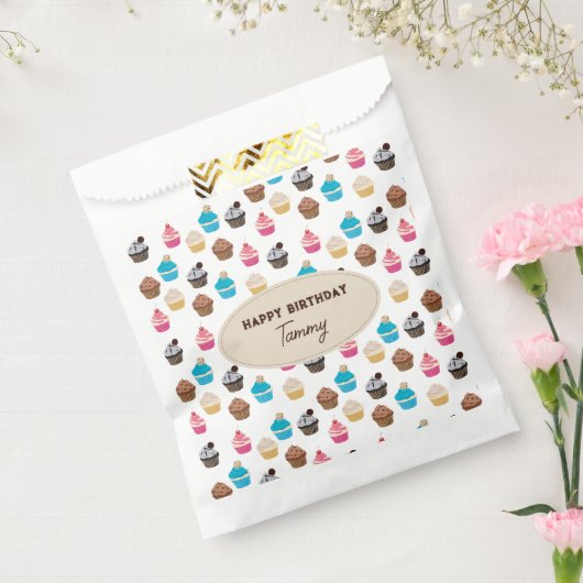 可愛カラフルいカップケーキ柄の誕生日パーティー フェイバーバッグ (封をした状態)