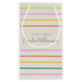 可愛カラフルい夏ストライプのパーソナライズされた スモールペーパーバッグ (裏面)