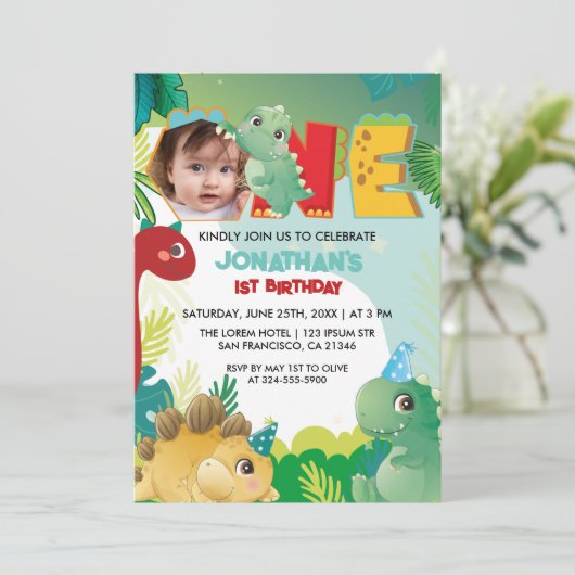 可愛カラフルい恐竜男の赤ちゃんファースト誕生日 招待状 (スタンド正面)