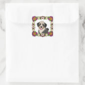 可愛カラフルい犬のフローラ付きイラストレーション スクエアシール (バッグ)