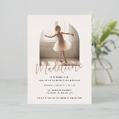 可愛ガーリーいパステルアーチフォト金ゴールド誕生日 箔招待状 (立ち正面)