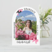 可愛ガーリーいピンクボウズ弓アーチ卒業お祝い 招待状 (スタンド正面)