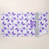 可愛シンプルい紫の白いサッカーボールガーリー ビーチタオル (正面)