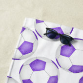 可愛シンプルい紫の白いサッカーボールガーリー ビーチタオル (インサイチュ)