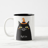 可愛パーソナライズされたいお洒落ハロウィーンブラックキャット ツートーンマグカップ (左)