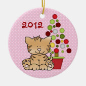 可愛パーソナライズされたいオレンジキャットホリデーツリーオンピンク セラミックオーナメント (正面)
