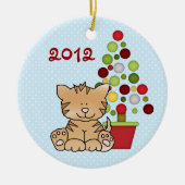 可愛パーソナライズされたいオレンジキャットHoliday Tree on Blue セラミックオーナメント (正面)