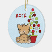 可愛パーソナライズされたいオレンジキャットHoliday Tree on Blue セラミックオーナメント (左)