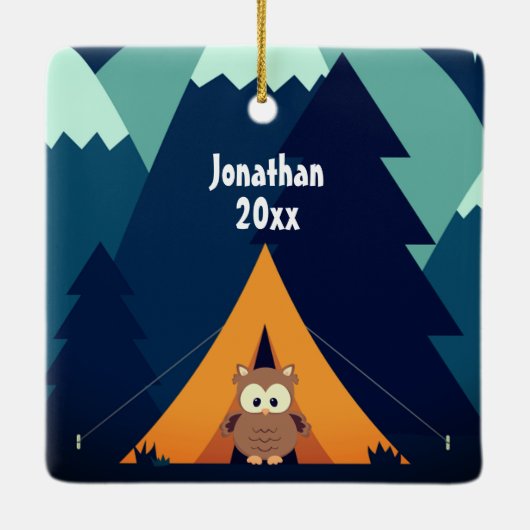 可愛パーソナライズされたいキャンプ～テントとフクロウのクリスマス セラミックオーナメント (裏面)