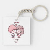 可愛パーソナライズされたいチビ（小さくかわいく書いた感じ）スタイルキスをするカップル キーホルダー (裏面)