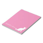 可愛パーソナライズされたいピンクと白書猫のメモ ノートパッド (回転)