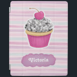 可愛パーソナライズされたいピンクのカップケーキiPadカ頭が切れるバー iPadスマートカバー<br><div class="desc">このIpadの頭が切れるカバーは飾上にさくらんぼが付いたシックでキラキラしたカップケーキが付いている。このガーリーノートの背景はピンクと紫ストライプのである。自分の名前でカスタマイズする。素晴らし新学期。Blackberry Boulevardによって設計。</div>