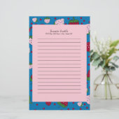 可愛パーソナライズされたいピンク色の赤イチゴ 便箋 (スタンド正面)