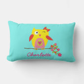 可愛パーソナライズされたいフクロウ黄色ピンクの花 ランバークッション (正面)