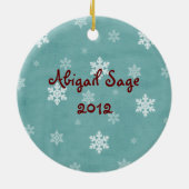 可愛パーソナライズされたいブラウンドッグベビーの第1クリスマス セラミックオーナメント (裏面)