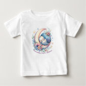可愛パーソナライズされたいベビーの鳥が月に眠る ベビーTシャツ (正面)