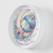 可愛パーソナライズされたいベビーの鳥が月に眠る 壁時計 (傾斜)