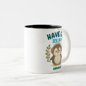 可愛パーソナライズされたいペンギンのマグカップ – 「氷の日を過ごす」 ツートーンマグカップ (正面右)